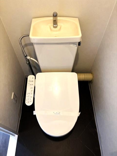 玄関から廊下です。